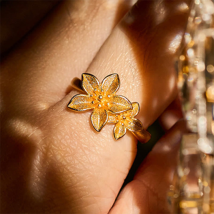 Blüten Ring Vergoldetes Kupfermessing Lila eleganter Schmuck am Finger getragen