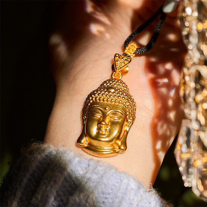 Goldene Buddha Symbol Vergoldetes Messing Kette elegant am Hals getragen
