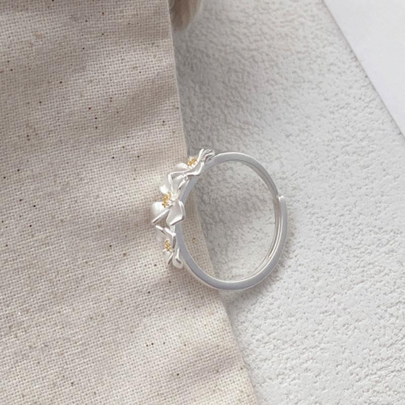925er Silberring mit Gardenie Schutz Motiv und goldenen Details