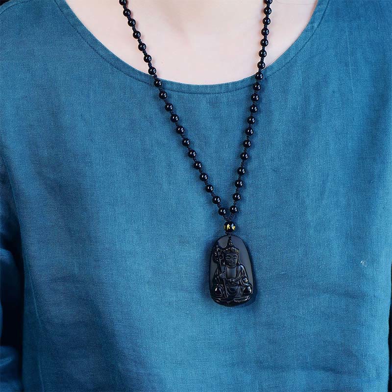 Schwarze Obsidian Kette Ksitigarbha Anhänger am Hals getragen Naturstein