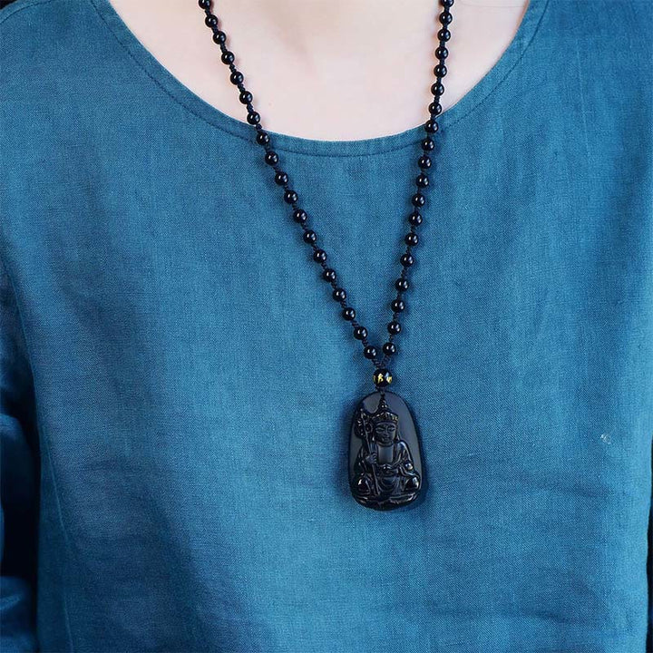 Schwarze Obsidian Kette Ksitigarbha Anhänger am Hals getragen Naturstein