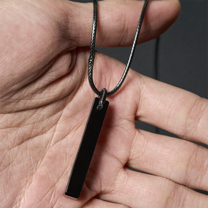 Obsidian Kette schwarzer Naturstein Anhänger am Hals getragen Transformation