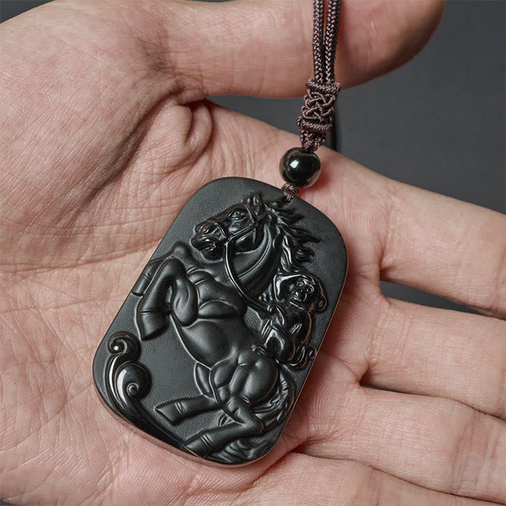 Schwarzer Obsidian Affe Anhänger an Kette in Hand getragen