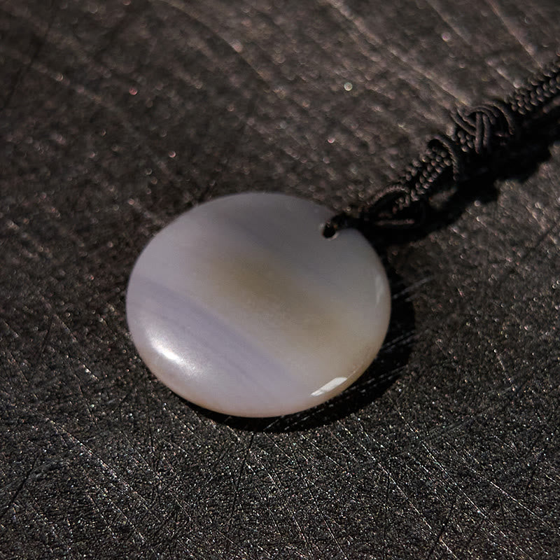 Weißer Naturstein-Anhänger schwarze Kette eleganter Schmuck