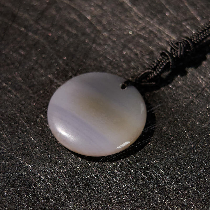 Weißer Naturstein-Anhänger schwarze Kette eleganter Schmuck
