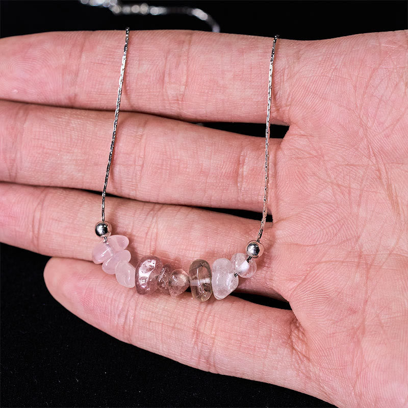 Rosenquarz Kette Heilstein Anhänger am Arm getragen Schwarzer Obsidian Stärke