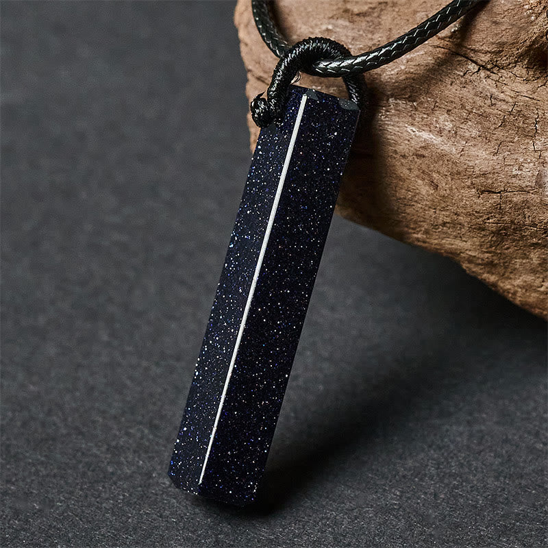 Schwarzer Obsidian Kette am Hals getragen Anhänger Transformation