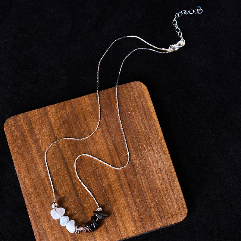 Schwarzer Obsidian Rosenquarz Kette mit Natursteinen auf Holz