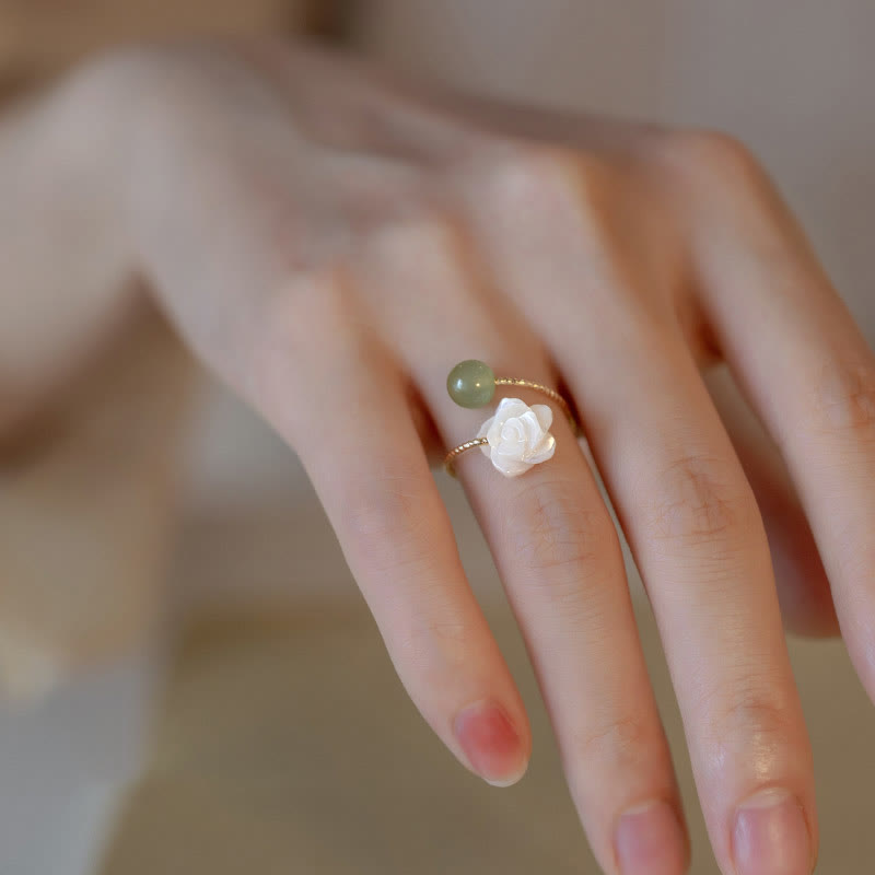 Ring Tridacna Jade Rosenblüte Segen Schutz Glück Harmonie getragen