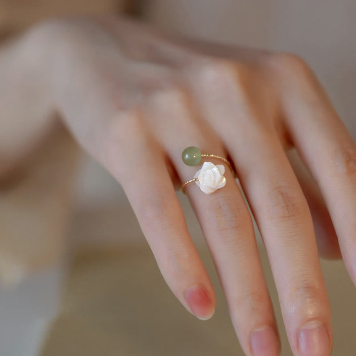 Ring Tridacna Jade Rosenblüte Segen Schutz Glück Harmonie getragen