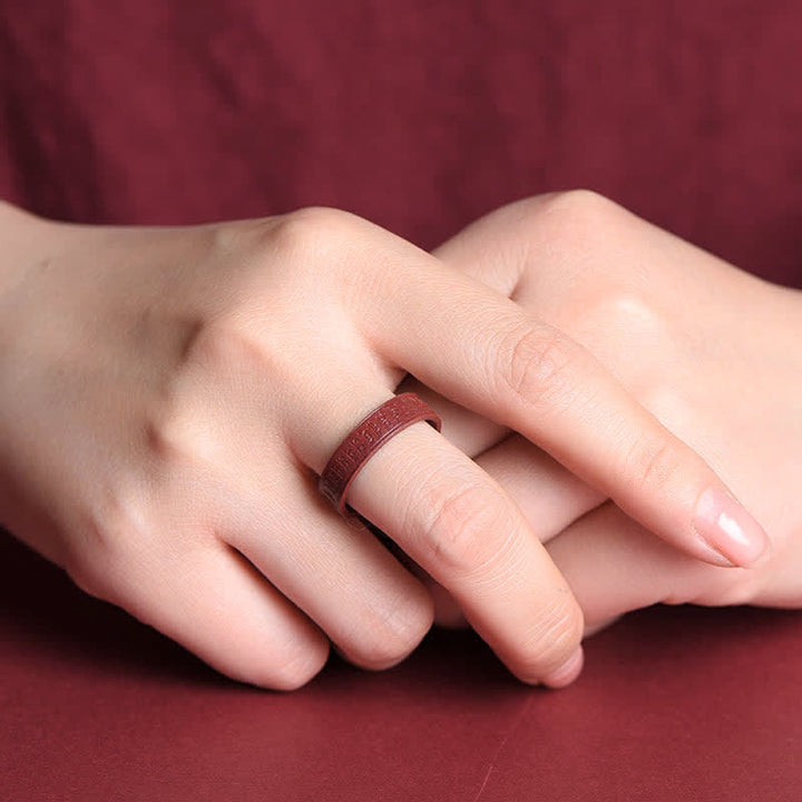 Zinnober Ring Om Mani Padme Hum Segen an Frauenhand getragen
