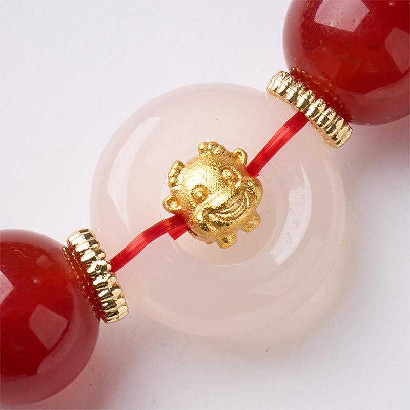 Armband Roter Achat Chalcedon Friedensschnalle Selbstvertrauen goldener Pixiu Detail Nahaufnahme