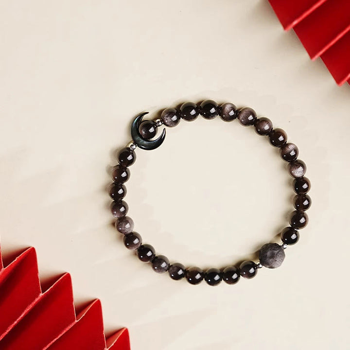 Armband Silber Obsidian Mond Schutz Perlen schwarz auf rotem Hintergrund