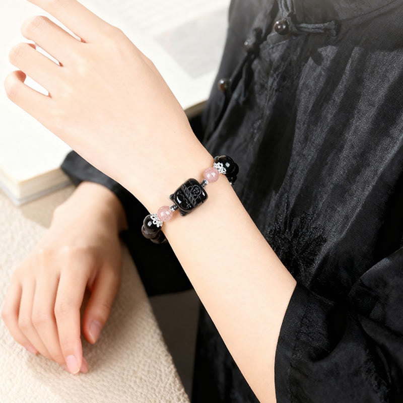 Armband Silber Obsidian Erdbeerquarz Katze getragen Handgelenk Schutz Energie