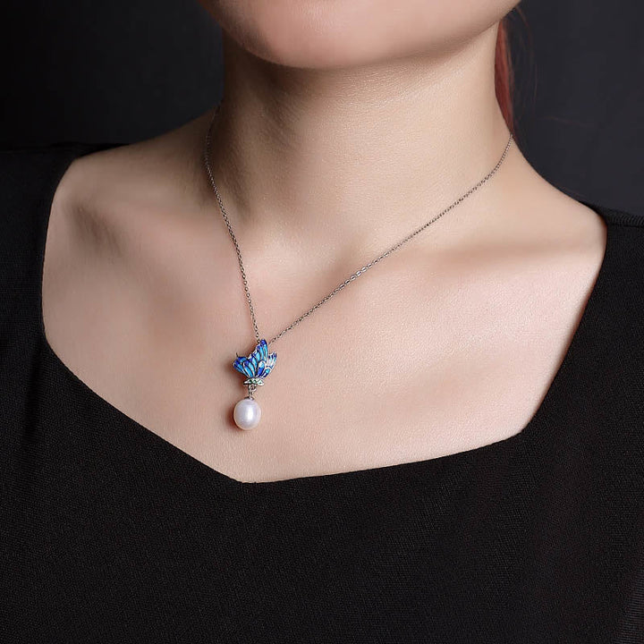 Schmetterling Anhänger Silber Perle blau getragen eleganter Schmuck spirituell