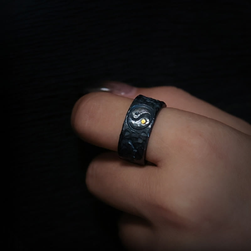 Ring 999 Silber Yin Yang Balance schwarzer Obsidian getragen am Finger