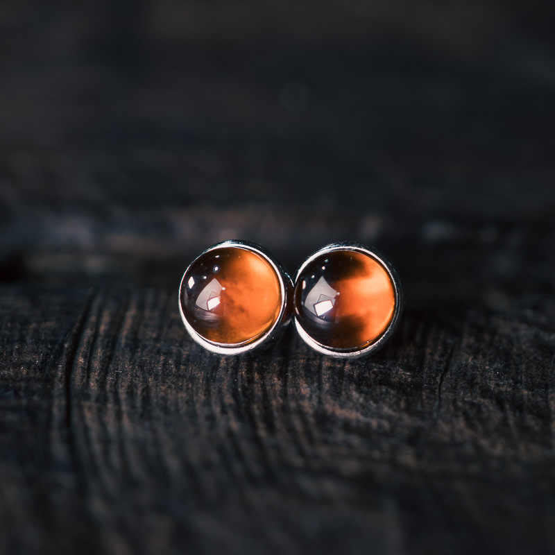 Ohrringe Granat Silber Schutz Ohrstecker Boho Schmuck spirituell auf Holz