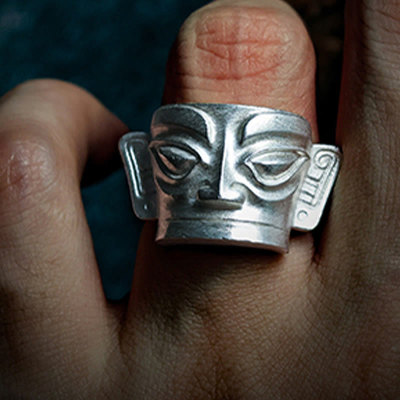Sanxingdui Maske Ring 999 Silber getragen auf Finger Fengshui Schutz