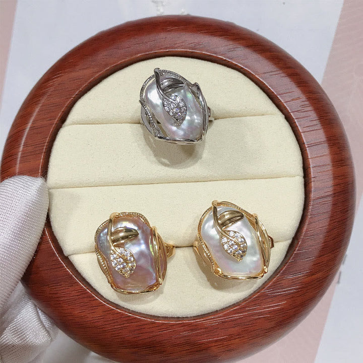 Ring Perle Blüte bringt Glück Wohlstand elegante Schmuckpräsentation Holzbox