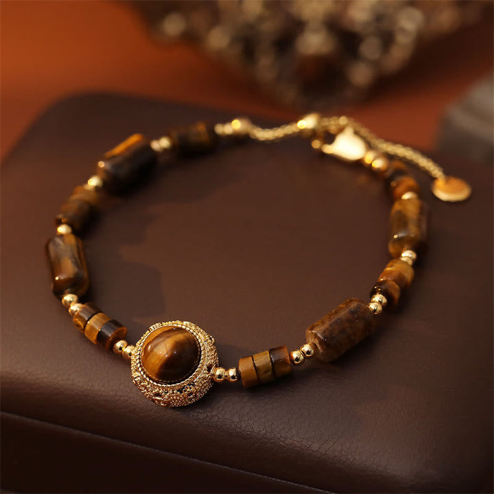Armband Tigerauge Kupfer 18K Vergoldet Schutz Kraft auf Lederoberfläche