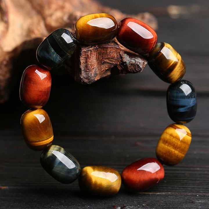 Armband Tigerauge Schutz Heilung bunte Edelsteinperlen auf Holz dekoriert