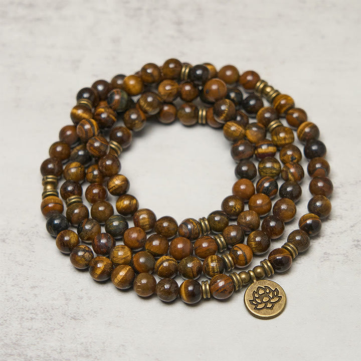Armband Tigerauge Lotus – Stärke mit Anhänger aus Messing am Handgelenk