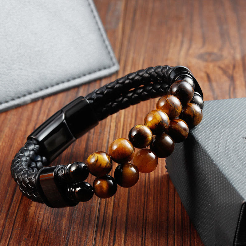 Armband Tigerauge Leder Schutz schwarzer Magnetverschluss Holz Hintergrund Herren Schmuck