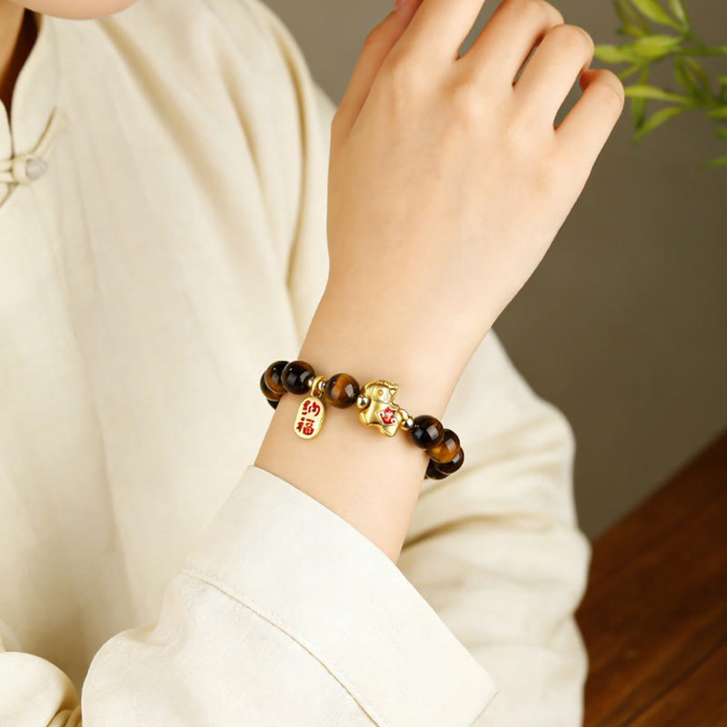 Armband Tigerauge Jahr Des Pferdes – Mut am Handgelenk getragen