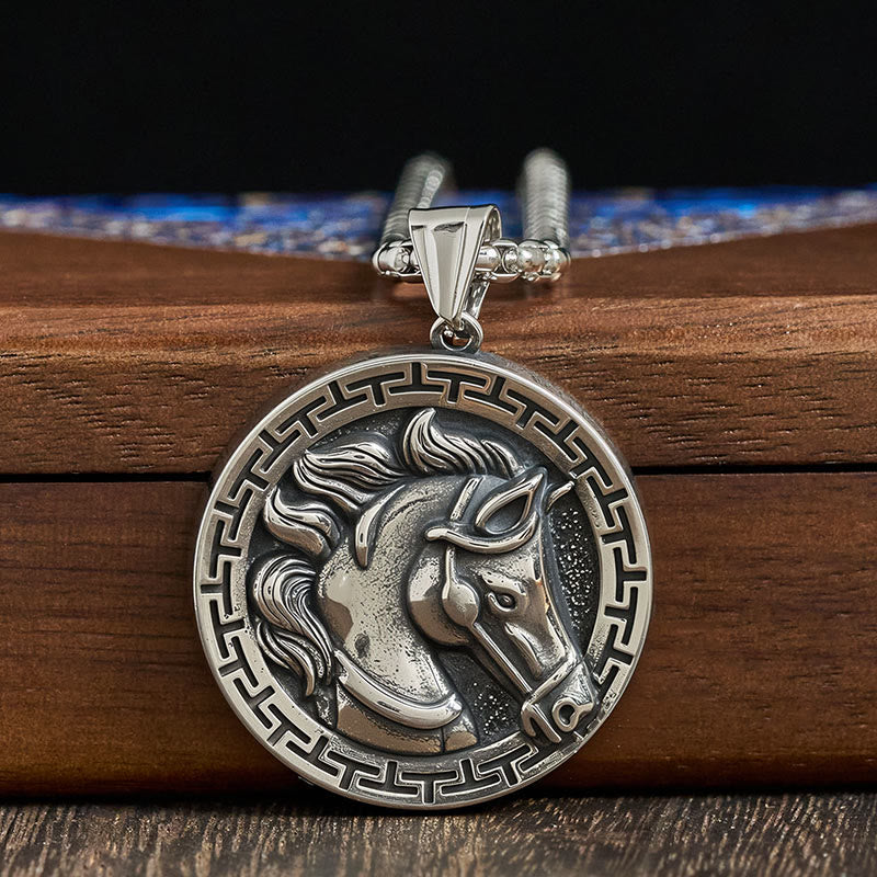 Silber Pferd Anhänger Kette Titanstahl Balance Symbol Holz Hintergrund