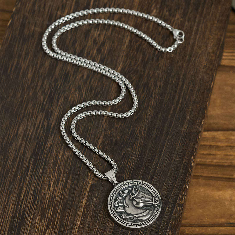 Silberne Titanstahl Kette mit Pferd Balance Anhänger Holzoberfläche