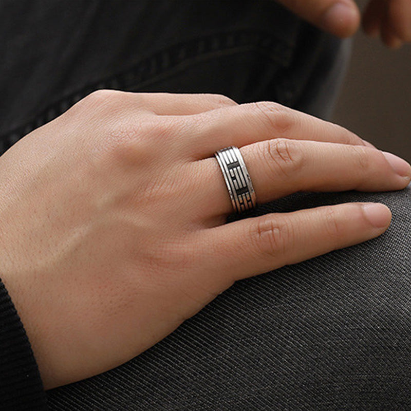Titanstahl Ring Bagua Yin Yang Balance Design am Finger