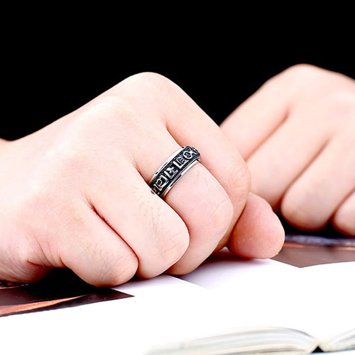 Ring Titanstahl Om Mani Padme Hum Balance auf Finger getragen