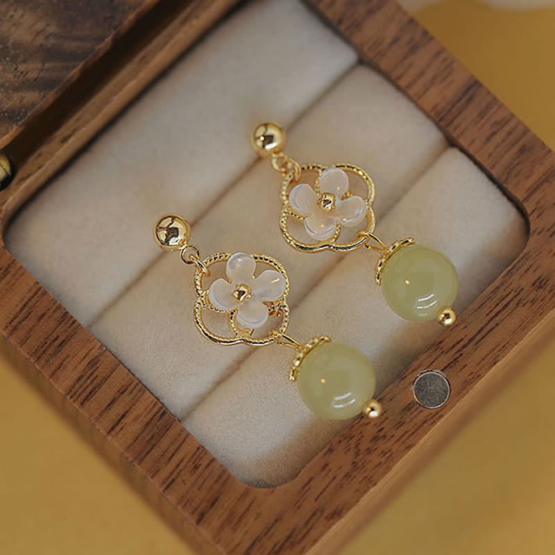Ohrringe Tridacna Blume Jade gold Holzbox Boho Schmuck spirituell elegant