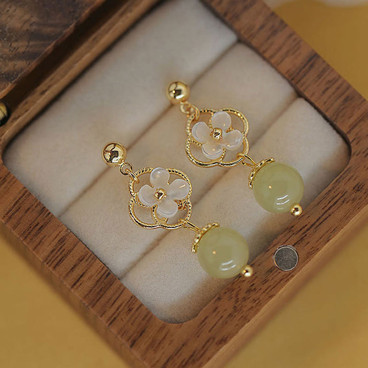 Ohrringe Tridacna Blume Jade gold Holzbox Boho Schmuck spirituell elegant