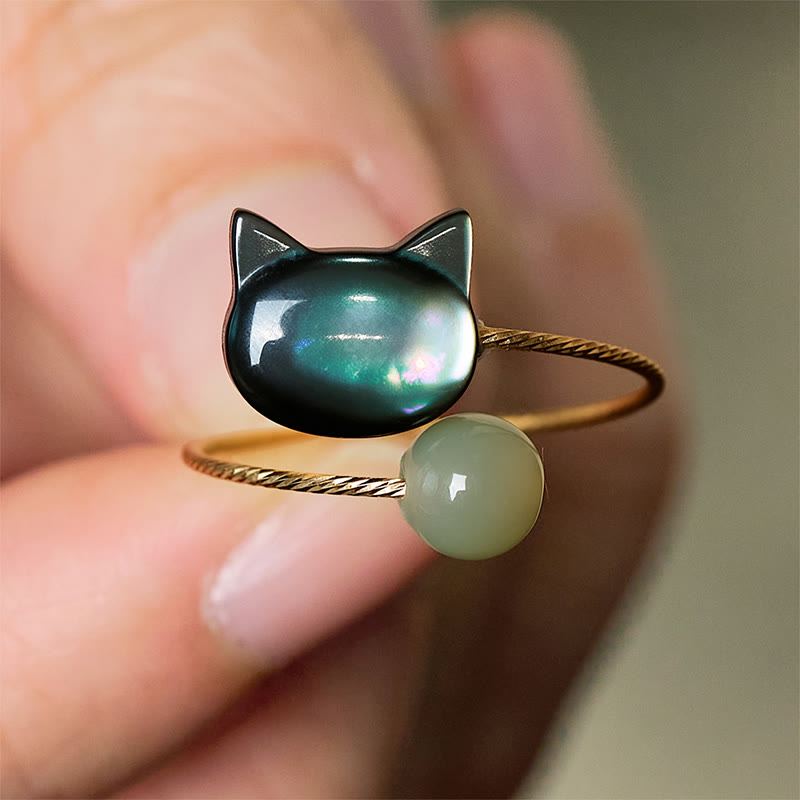 Ring Tridacna Katze Schutz Charme mit grüner Jade getragen