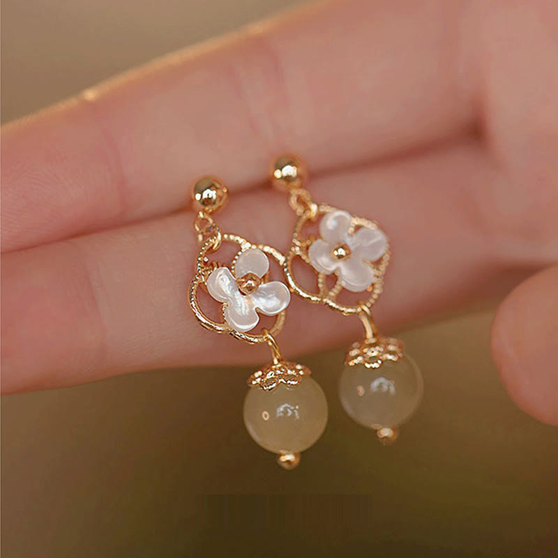 Ohrringe Tridacna Blume Jade Gold getragen Boho Schmuck spirituell elegant