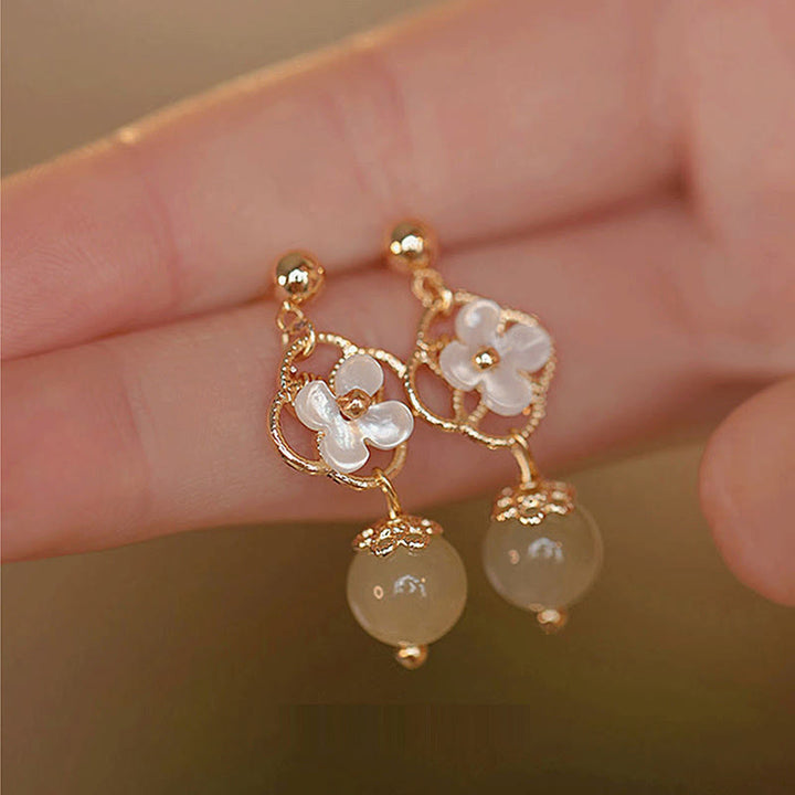 Ohrringe Tridacna Blume Jade Gold getragen Boho Schmuck spirituell elegant