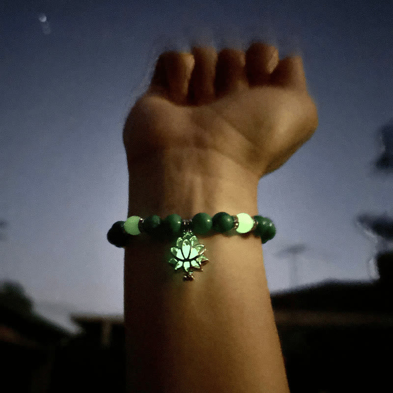 Armband Türkis Lotus leuchtend am Handgelenk getragen Schutz Energie Abendhimmel