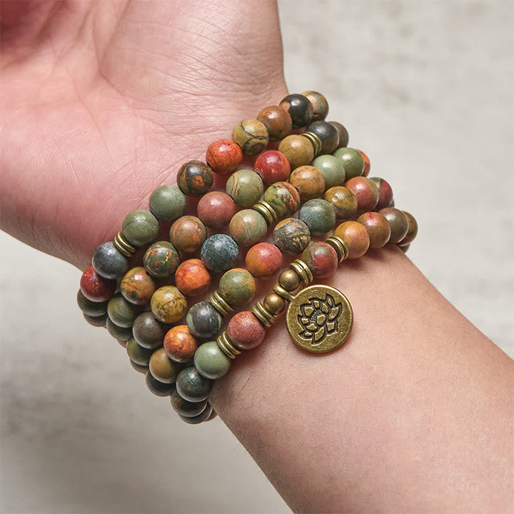 Armband Türkis Lotus – Energie aus bunten Steinperlen mit Lotus-Anhänger am Handgelenk