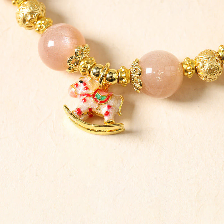 Armband Turmalin Roter Achat – Erfolg mit goldenem Schaukelpferd Anhänger Detail