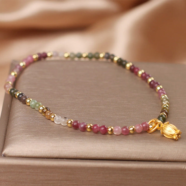 Armband Turmalin Blüten – Energie mit bunten Edelsteinen und Goldverzierungen Handgelenk