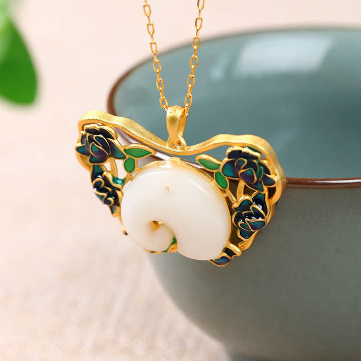 Weiße Jade Schmetterlingsanhänger mit goldener Kette eleganter Naturstein Schmuck