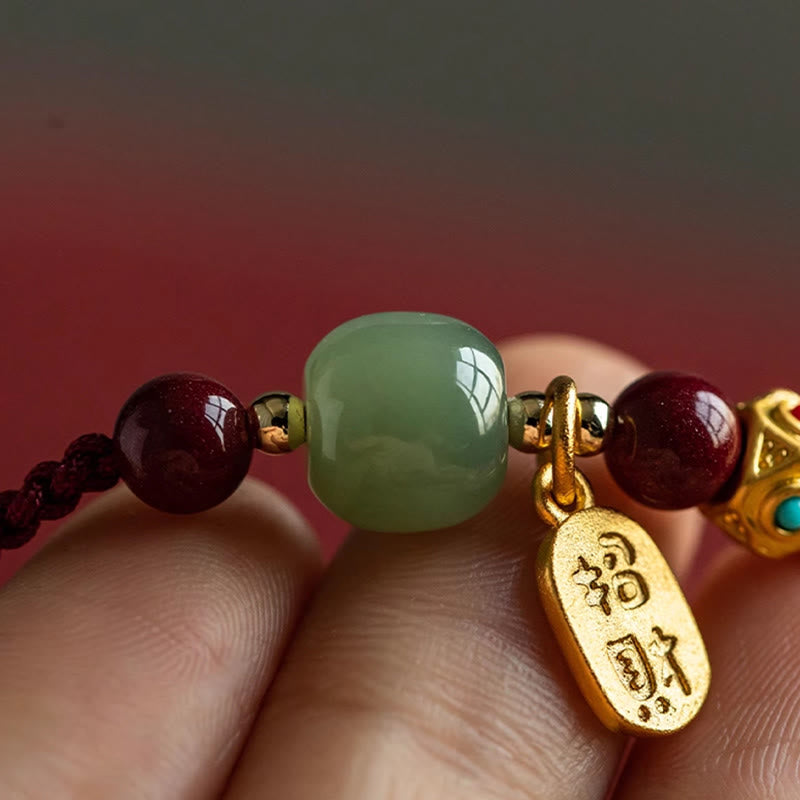 Armband Weiße Jade Cyan Jade – Glück & Wohlstand getragen am Handgelenk Nahaufnahme