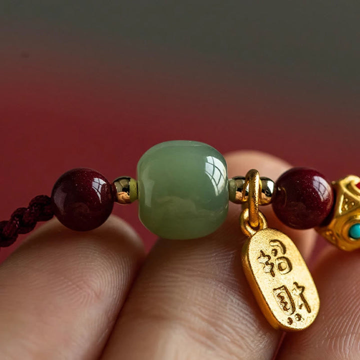 Armband Weiße Jade Cyan Jade – Glück & Wohlstand getragen am Handgelenk Nahaufnahme