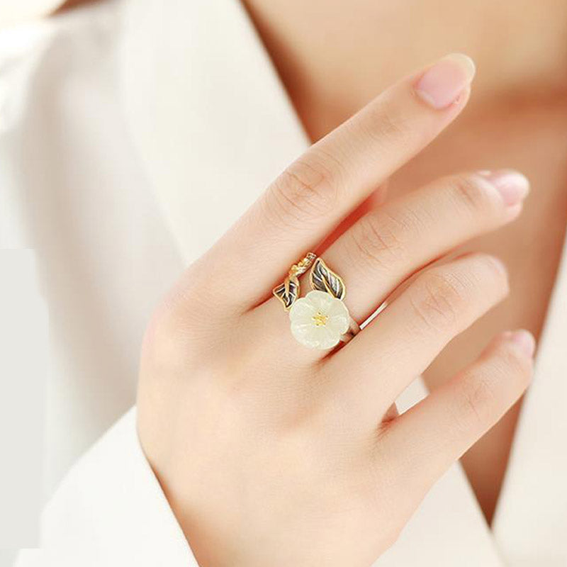 Ring Weiße Jade Pflaumenblüte mit goldenen Blattmotiven Glück Schutz