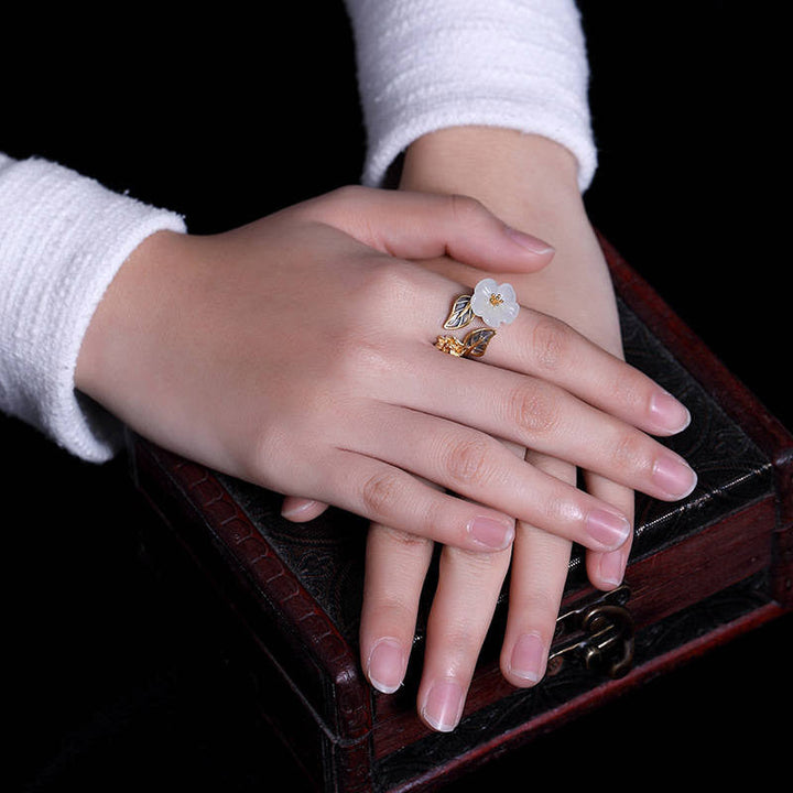 Weiße Jade Ring mit Pflaumenblüte Design für Glück Fengshui Schutz