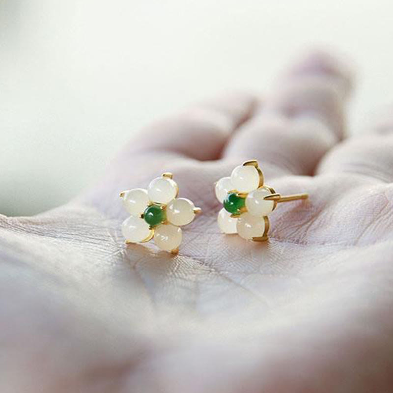 Ohrringe Weiße Jade Blume mit grünem Zentrum zarter Boho Schmuck