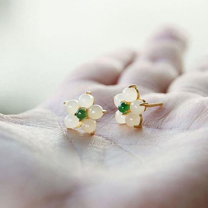 Ohrringe Weiße Jade Blume mit grünem Zentrum zarter Boho Schmuck