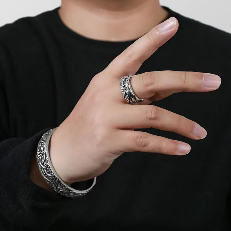 Silberner Guan Gong Ring mit Ornamenten getragen Glückswolken Wohlstand