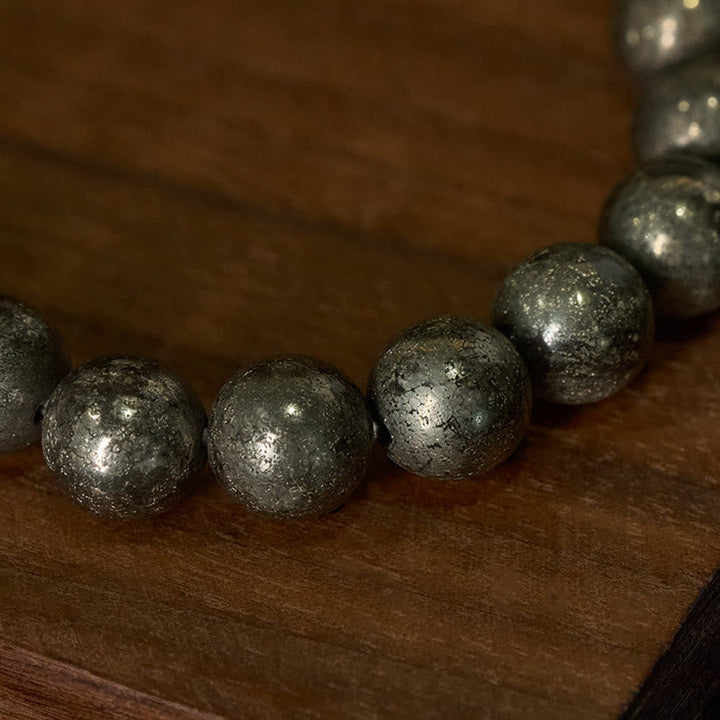 Armband Pyrit Vertrauen Wohlstand Perlen Nahaufnahme Holz natürliche Edelsteine